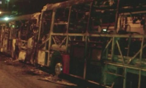 Dois ônibus são  incendiados  na zona leste de SP por um grupo de 20 pessoas 