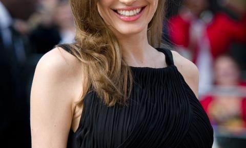 Angelina Jolie retira ovários por medo de câncer